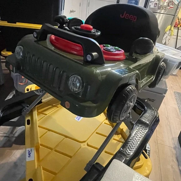 Jeep Wrangler Green and Black Walker - Picture 4 of 11